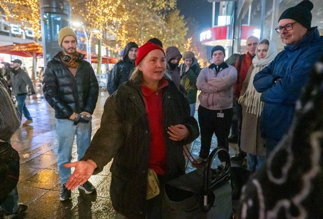 "Stellt euch vor, alles, was ihr habt, befindet sich in diesem Wägelchen", sagt Conny.