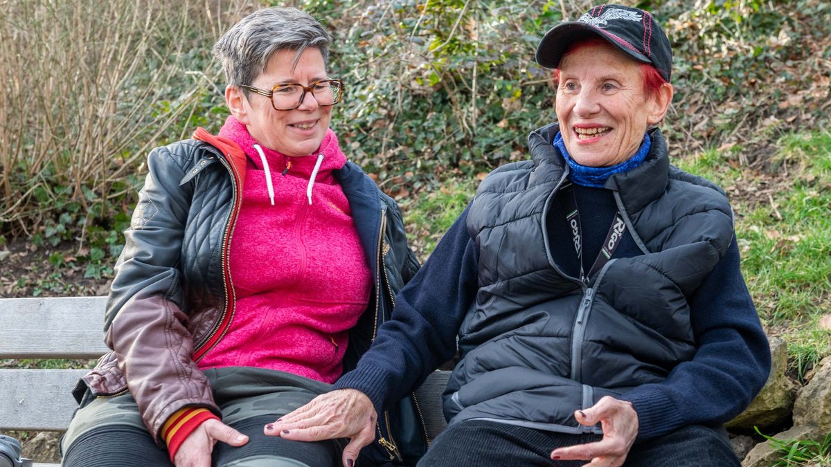 Seit gut 30 Jahren legt sie auf: die gut aufgelegte Elly Steiner (rechts) mit ihrer Ehefrau Meike. Fotos: Jens Volle