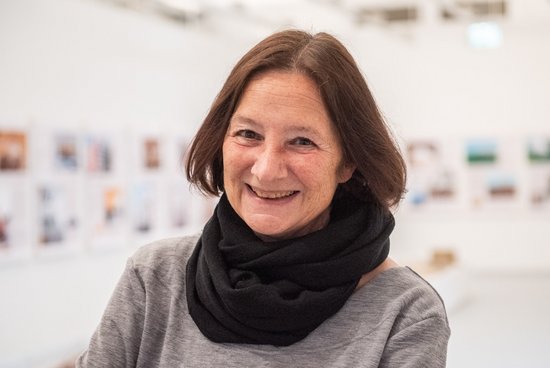 Iris Lenz bei der Pressevorstellung der Ausstellung "Fibra". Foto: Jens Volle