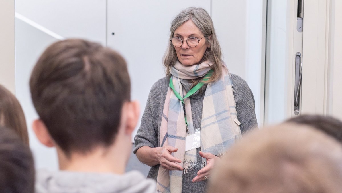 "Du gehörst ausradiert", hat Janka Kluge zu hören bekommen. Heute führt sie Jugendliche durch den NS-Erinnerungsort Hotel Silber. Fotos: Jens Volle