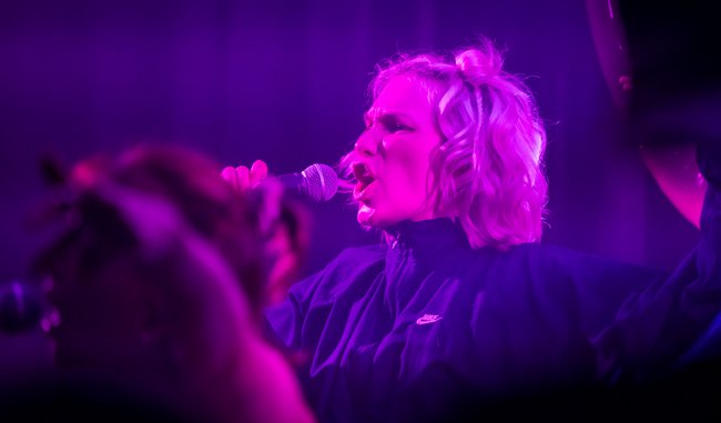 "Du nennst dich Querdenker / Ich bin 'ne Queer-Denkerin."