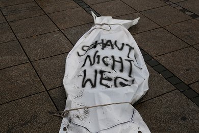 Appell an Politik und Zivilgesellschaft. Appell an Politik und Zivilgesellschaft.