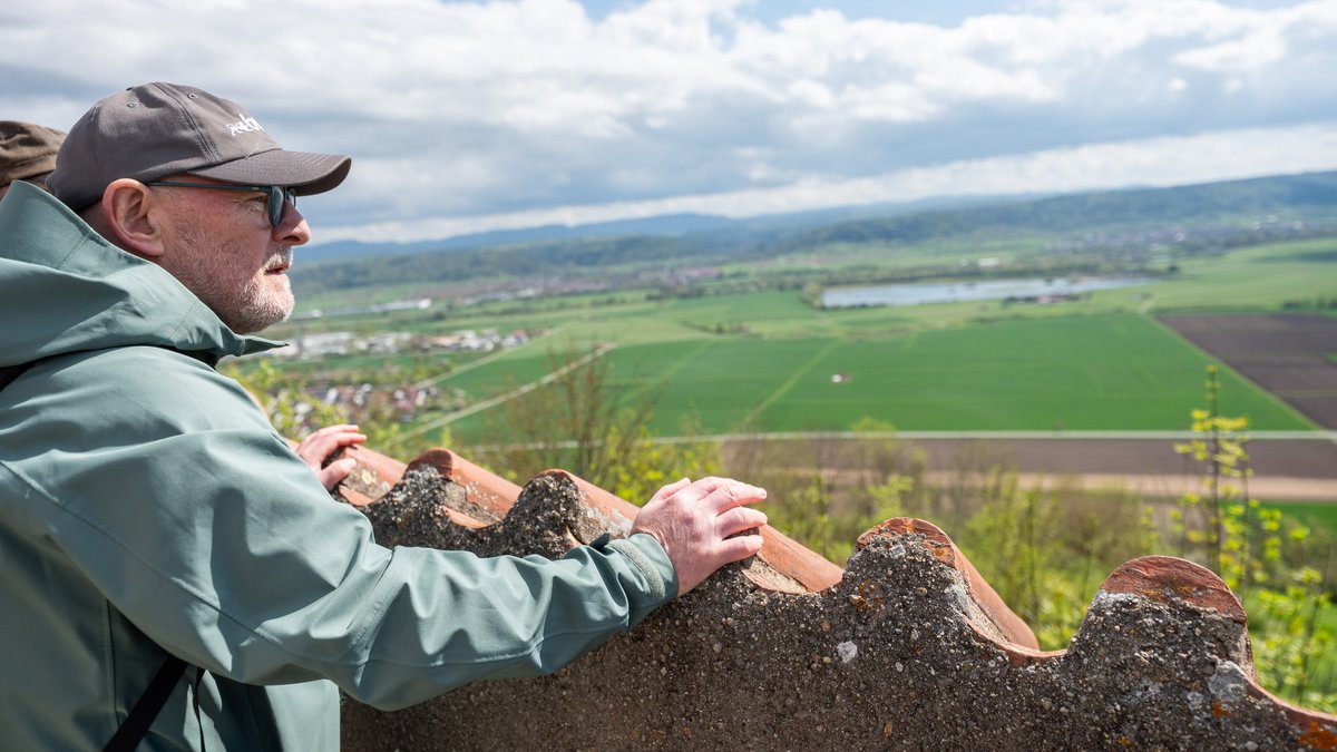 Blick von der Wurmlinger Kapelle, rechts im Tal der Kiebinger Baggersee.