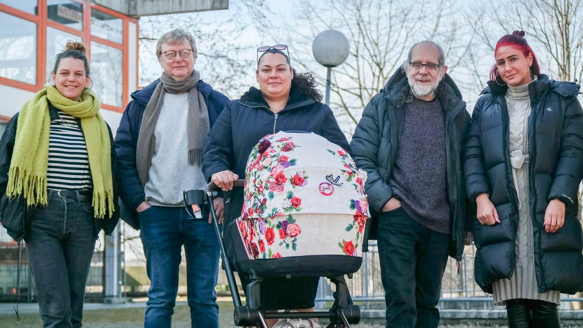 Von links: Marie Harzenetter, Dirk Oesselmann, Coralla Reinhardt, Johannes Koch und Giuliana Reinhardt setzen sich für ein gutes Miteinander in Freiburg-Weingarten ein. Fotos: Fabian Kienert
