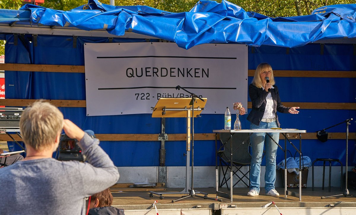 Christina Baum, die sogar in der AfD als sehr rechts gilt, auf einer "Querdenken"-Bühne in Bühl. Fotos: Jörg Bongartz
