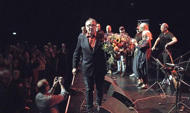 Peter Grohmann mit Blumen und Freunden im Theaterhaus. Foto: Timo Kabel