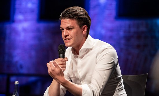 Marian Schreier, der rote Quereinsteiger, gibt den powervollen Jugendbeauftragten.