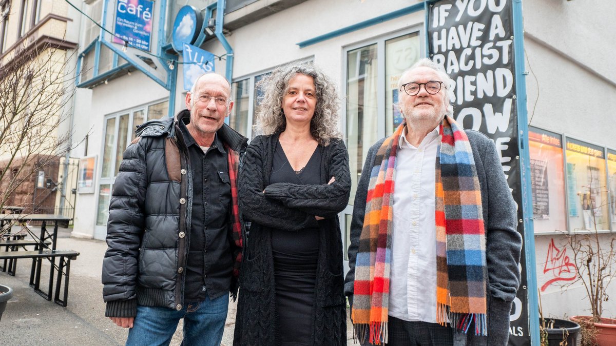 Seit April 2024 kooperiert Kontext mit dem Kulturzentrum Merlin, hier mit dessen Chefin Annette Loers. Einmal pro Quartal gibt es eine Veranstaltung, moderiert von dem früheren SWR-Redakteur Stefan Siller (links). Foto: Jens Volle
