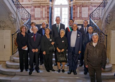 Ministerpräsident Winfried Kretschmann (Grüne, Mitte oben) empfängt Überlebende des NS-Massakers.