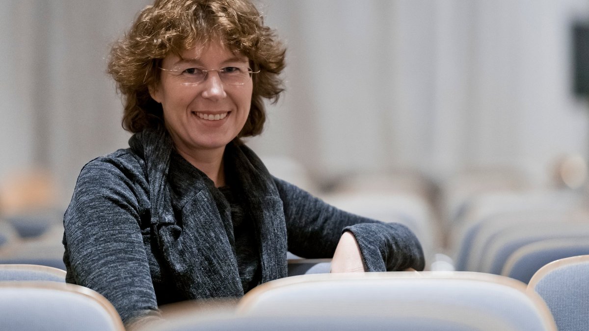 Von manchen Dingen versteht sie so wenig wie eine Fruchtfliege, sagt Sabine Hossenfelder. Foto: Jan Vetter/picture alliance