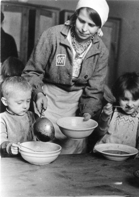 Essensausgabe im Kinderhort eines  "Ostarbeiterlagers", Februar 1944. Foto: Bundesarchiv, Bild 183-J09198, Schwahn, <a href="https://creativecommons.org/licenses/by-sa/3.0/de/deed.en" title="Creative Commons Attribution-Share Alike 3.0 de">CC BY-SA 3.0 de</a>, <a href="https://commons.wikimedia.org/w/index.php?curid=5434343">Link</a>