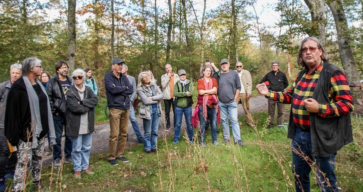 Der Wald gehört den Bürger:innen, sagt Volker Ziesling (rechts) und lädt zur Waldbegehung.