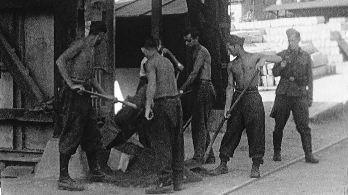 Kriegsgefangene des Gaisburglagers arbeiten fürs Tiefbauamt. Bei der Stadt Stuttgart hatten Zwangsarbeiter:innen die schlechtesten Lebens- und Arbeitsbedingungen. Foto: Stadtarchiv Stuttgart, StAS 9510 Kriegschronik, Film 24/2