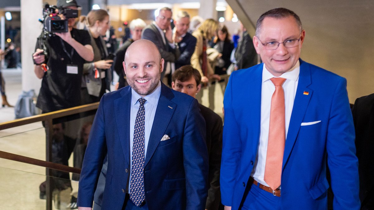 Markus Frohmaier (links), hier mit AfD-Parteichef Tino Chrupalla, sieht sich zum Ausmisten berufen. Fotos: Julian Rettig