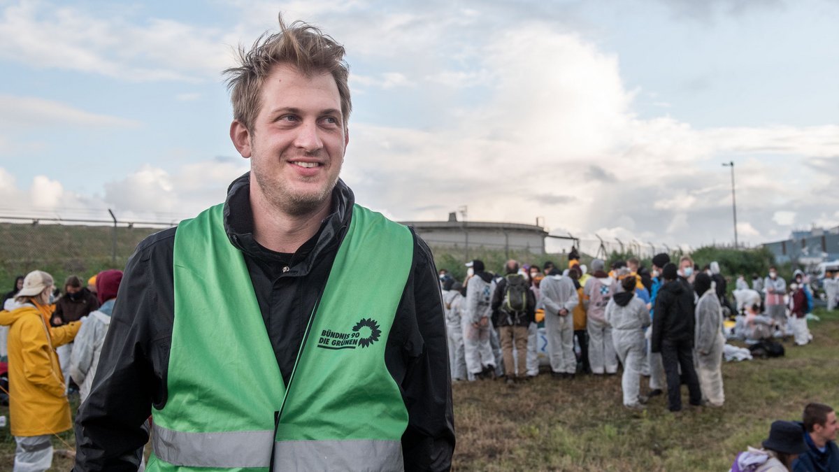 Energiepolitik nicht nur im Parlament: Michael Bloss 2021 bei einer Ende-Gelände-Aktion gegen das LNG-Terminal in Brunsbüttel. Foto: Jens Volle