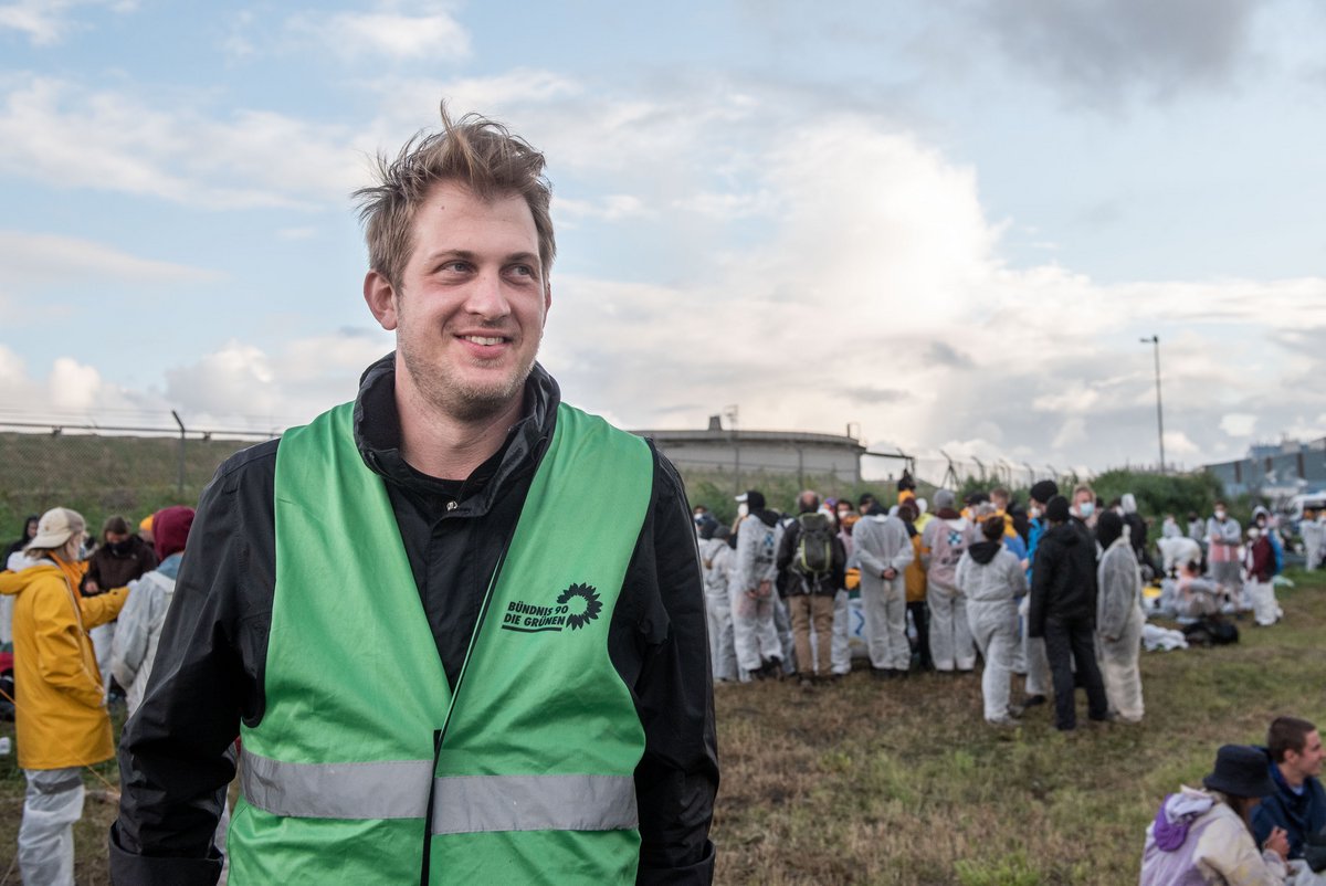 Energiepolitik nicht nur im Parlament: Michael Bloss 2021 bei einer Ende-Gelände-Aktion gegen das LNG-Terminal in Brunsbüttel. Foto: Jens Volle
