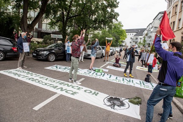 Kein Kraftwerk, fordern Umweltschützer vor der Fichtner-Zentrale in Stuttgart. Foto: Jens Volle 