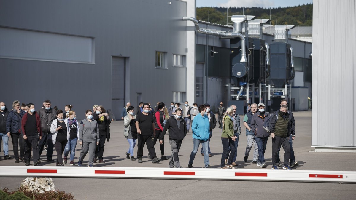 Warnstreik: Fysam-ArbeiterInnen auf dem Weg vors Werkstor.