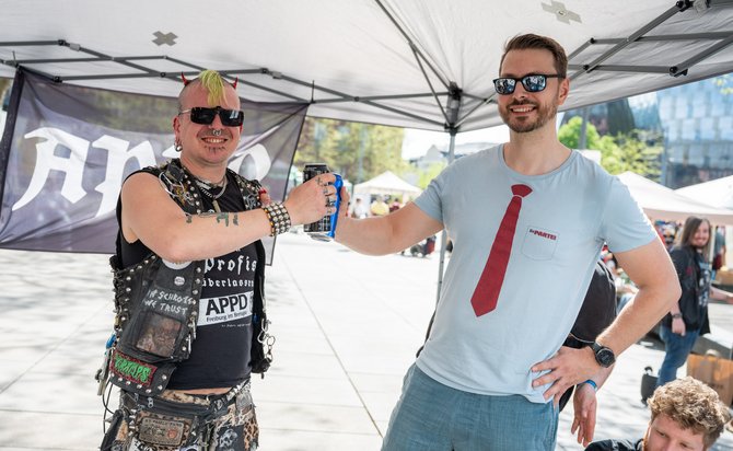 Stand an Stand: Anarchistische Pogo-Partei Deutschlands und Die Partei.