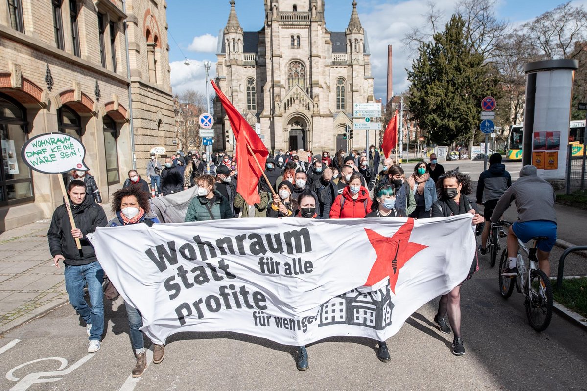 Wohnen: schon viel zu lange viel zu teuer. Ob wohl mal wer was Wirksames dagegen tut? Demo am 27. März in Stuttgart. Fotos: Jens Volle