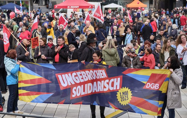 Da war noch alles ruhig: die Versammlung auf dem Stuttgarter Marktplatz. 