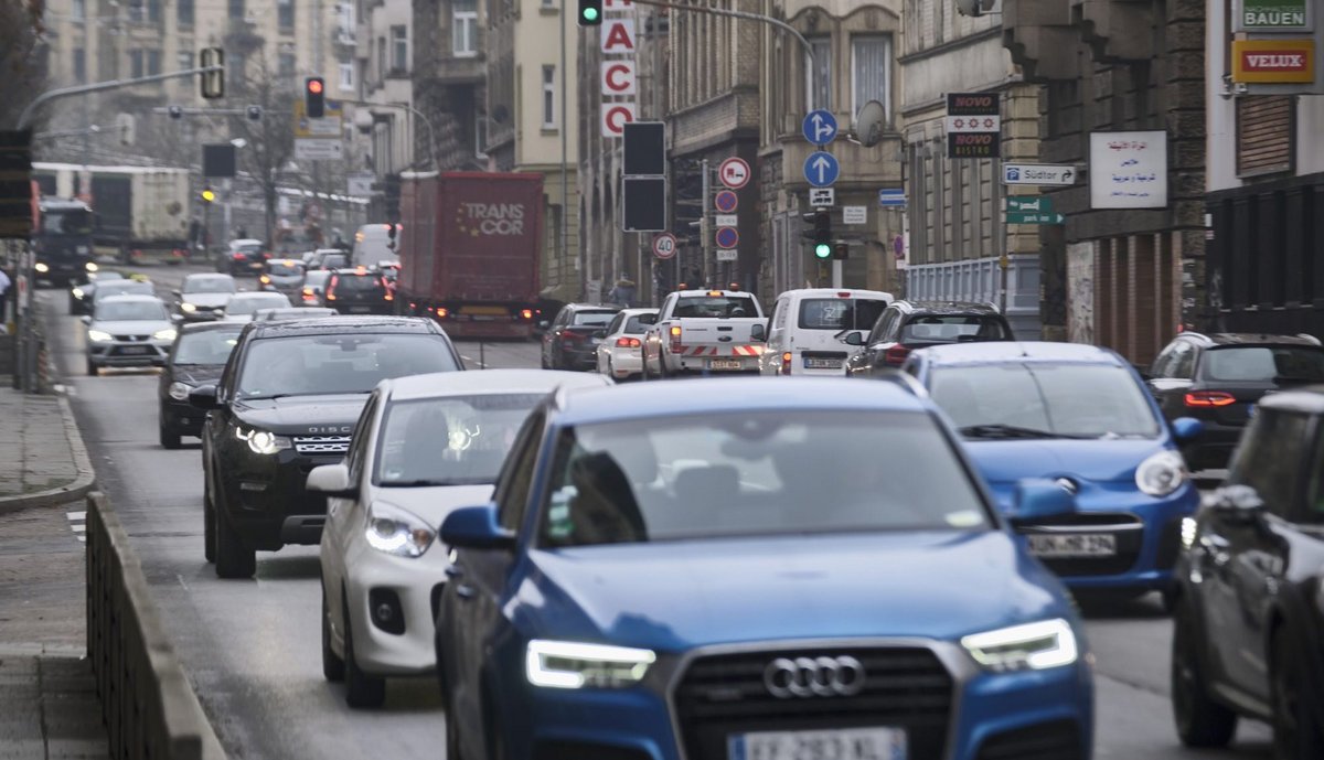 Solche Zustände sind weder für die Menschen noch fürs Klima gut. Also muss der Autoverkehr dringend reduziert werden. Foto: Joachim E. Röttgers