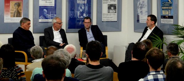 "Bild"-Chef Julian Reichelt (zweiter von rechts) provoziert – hier Romani Rose, Volker Stennei und Herbert Heuß (von links). Foto: Dokumentations- und Kulturzentrum Deutscher Sinti und Roma
