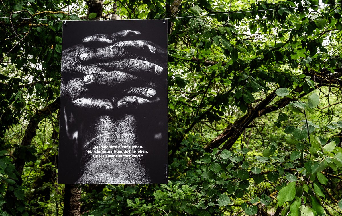 "Überall war Deutschland." Mehr Bilder der Ausstellung über die Zeit im KZ mit Klick auf den Pfeil.