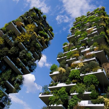 Bosco Verticale, der Wald in der Senkrechte, in Mailand. Foto: <a href="//commons.wikimedia.org/wiki/User:Cav" title="User:Cav">Marco Sala</a> - <span class="int-own-work" lang="de">Eigenes Werk</span>, <a href="https://creativecommons.org/licenses/by-sa/ Bosco Verticale, der Wald in der Senkrechte, in Mailand. Foto: <a href="//commons.wikimedia.org/wiki/User:Cav" title="User:Cav">Marco Sala</a> - <span class="int-own-work" lang="de">Eigenes Werk</span>, <a href="https://creativecommons.org/licenses/by-sa/4.0" title="Creative Commons Attribution-Share Alike 4.0">CC BY-SA 4.0</a>, <a href="https://commons.wikimedia.org/w/index.php?curid=78065621">Link</a>