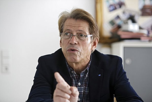 Rolf Gaßmann, Vorsitzender des Mietervereins, sieht schon viel Platz auf sich zukommen. Foto: Joachim E. Röttgers