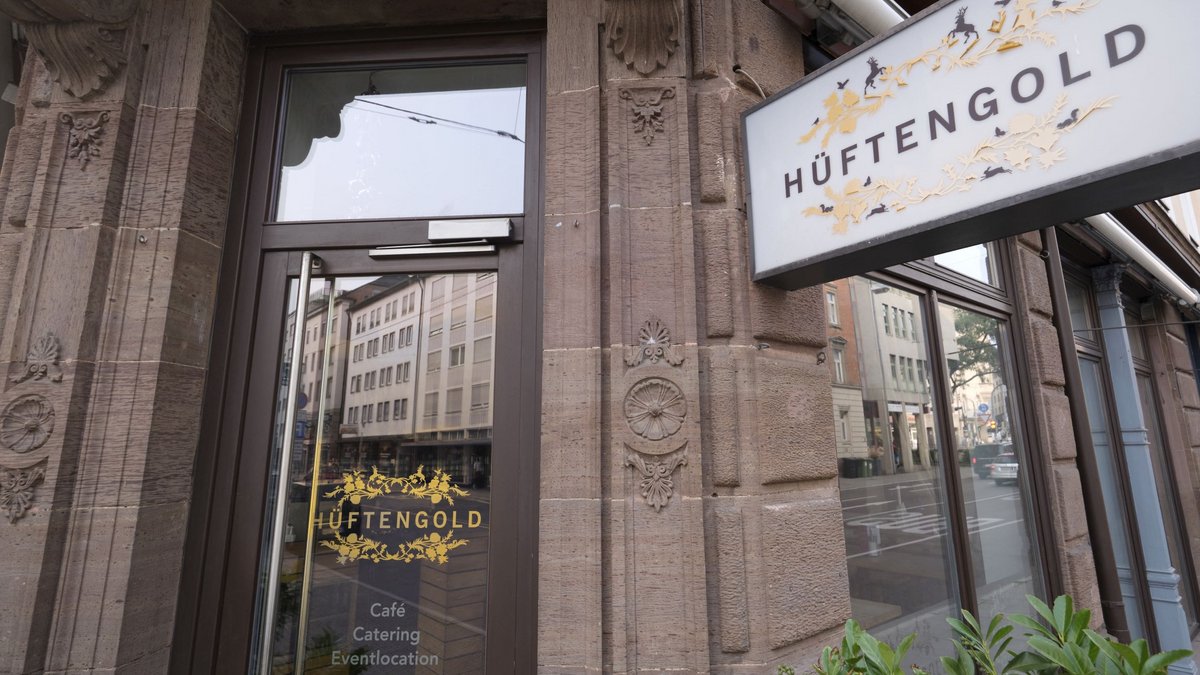 Die Fährte des Flaneurs führt am Café Hüftengold vorbei. Fotos: Joachim E. Röttgers