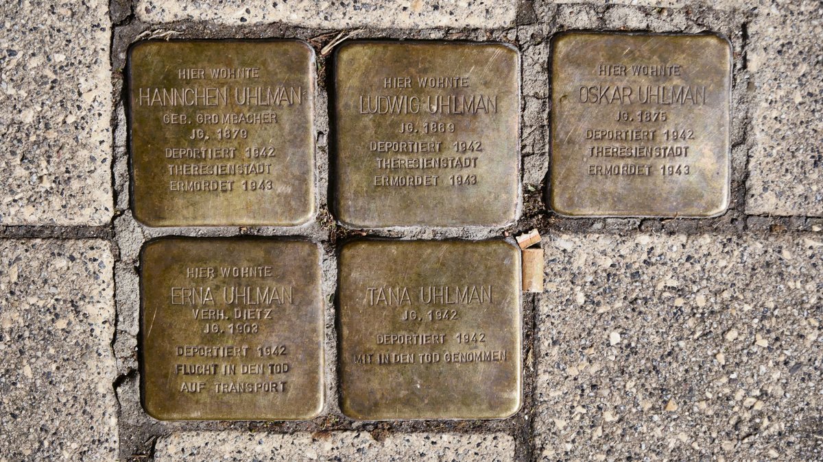 An Verwandte Fred Uhlmans erinnern diese Stolpersteine am Stuttgarter Hölderlinplatz. Foto: Joachim E. Röttgers