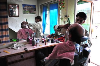 Da erfährt man einiges: Willi Germund bei seinem Barbier in Abottabad. Foto: privat