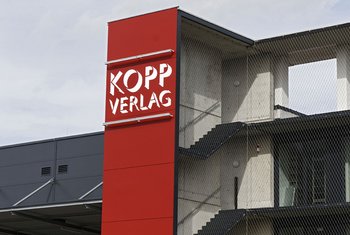 Leuchtet knallrot bis zur nahen Bundesstraße: das Kopp-Verlagsgebäude in Rottenburg. Foto: Joachim E. Röttgers