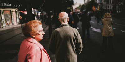 Noch heute zu häufig: Mann geht vorweg, Frau hinterher. Foto: Seyfettin Dincturk/Unsplash