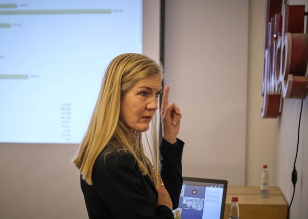 Hob am Wahlabend als Erste den Finger: Veronika Kienzle. Hob am Wahlabend als Erste den Finger: Veronika Kienzle.