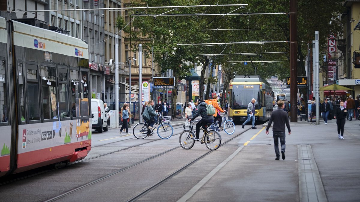 In Karlsruhe fahren die meisten Busse und Bahnen im Zehn-Minuten-Takt. Das könnte sich bald ändern: Ein 30-Minuten-Takt wird derzeit diskutiert. In Karlsruhe fahren die meisten Busse und Bahnen im Zehn-Minuten-Takt. Das könnte sich bald ändern: Ein 30-Minuten-Takt wird derzeit diskutiert.