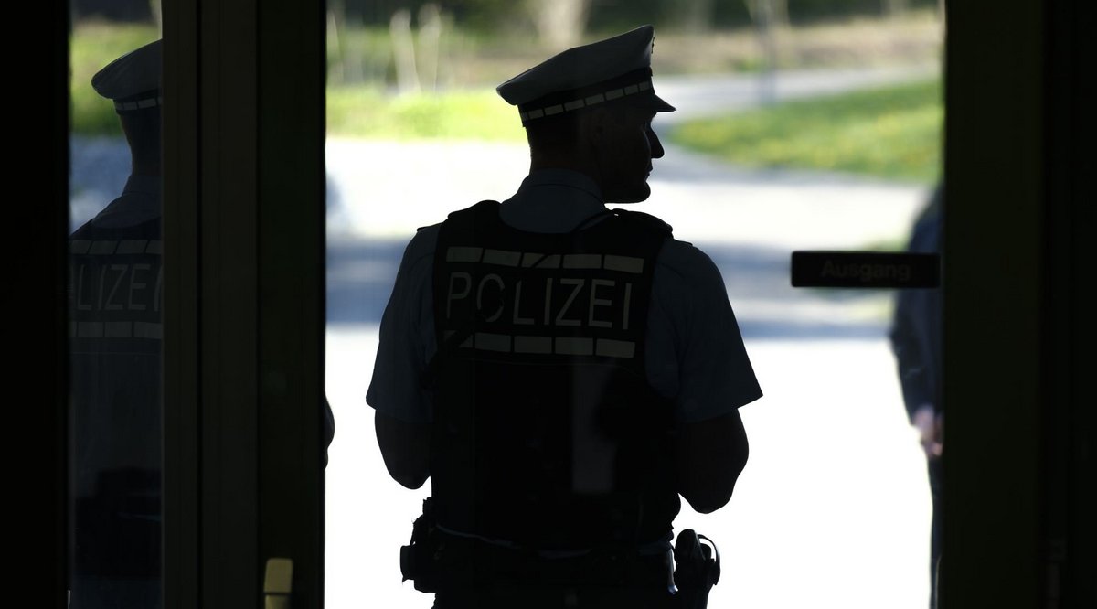 Bleibt lieber unerkannt: Die Polizei hat keine Lust, über rassistische Kollegen zu informieren. Foto: Joachim E. Röttgers
