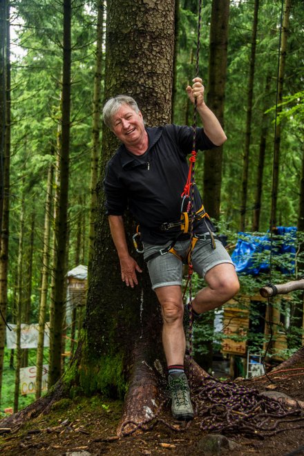 Ein Wetterfrosch ohne Leiter. Roland Roths Versuch, wie die "Aktivisti" mit Kletterausrüstung auf einen Baum zu steigen, scheiterte.