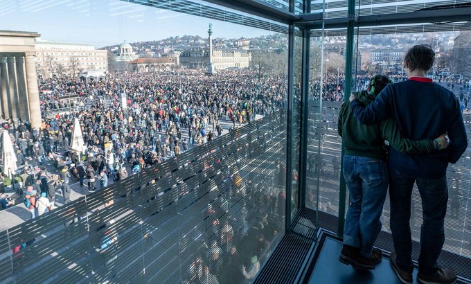 Blick vom Kunstmuseum auf den vollen Schlossplatz in Stuttgart. Foto: Jens Volle Blick vom Kunstmuseum auf den vollen Schlossplatz in Stuttgart. Foto: Jens Volle