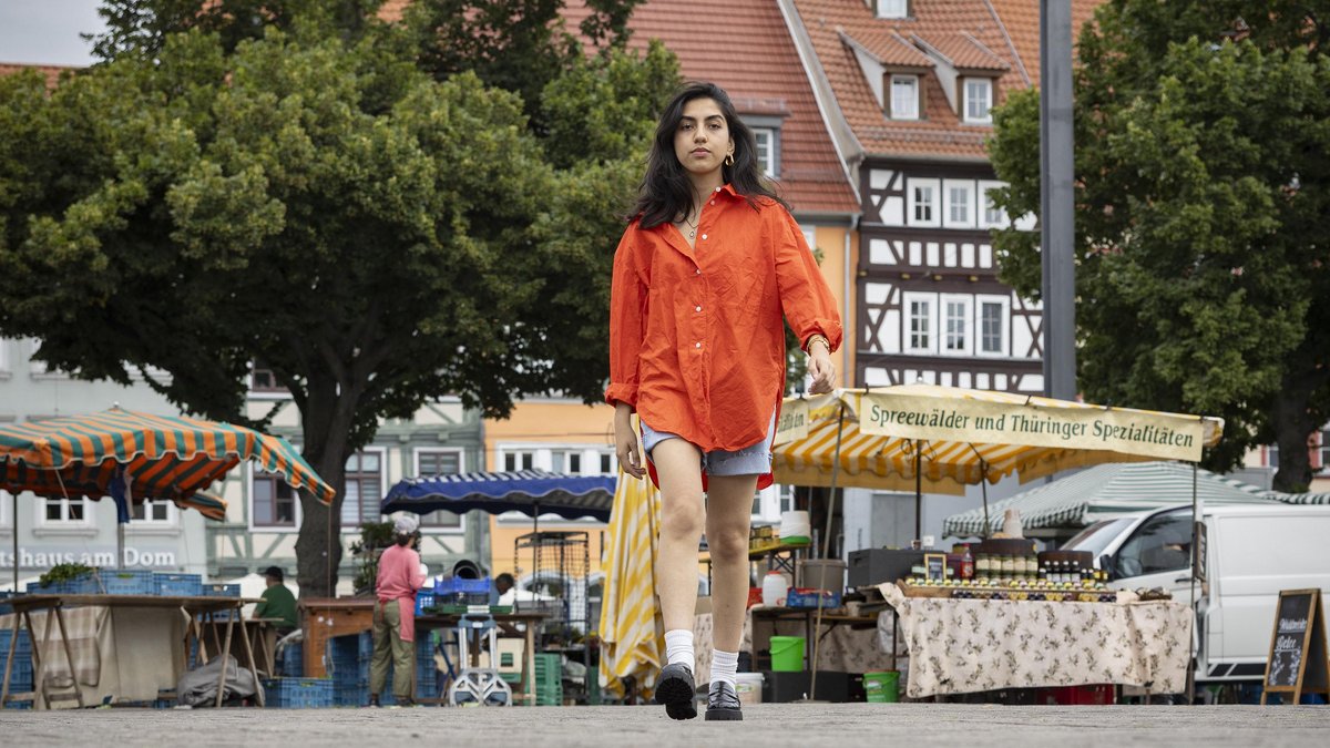 Sultana Sediqi auf dem Erfurter Domplatz. Foto: Paul-Philipp Braun