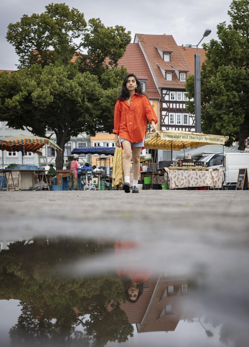 Sultana Sediqi auf dem Erfurter Domplatz.