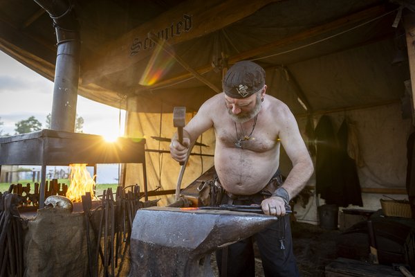 Ein Mittelaltermarkt-Schmied kann sicherlich helfen beim Umbau von Pflugschar zu Schwert. Foto: Julian Rettig