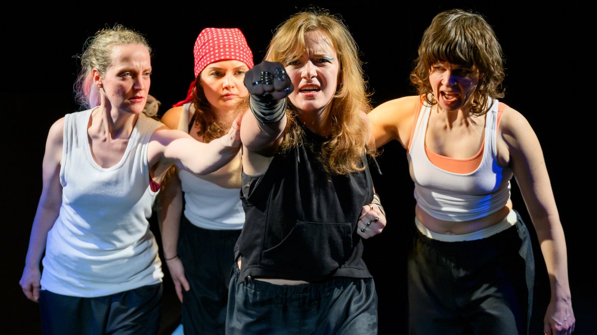 Bringen die Wut auf die Bühne (von links): Stephanie Biesolt, Anna Angelini, Elena Wildmann und Alessandra Bosch. Fotos: Stephan Haase
