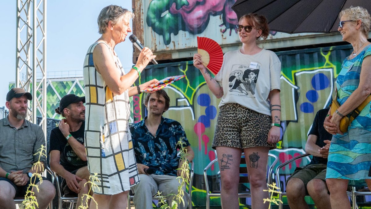 Danach gab's kleine Präsente für Lisa Salway (Sonnenbrille und Fächer) und Renate Winter-Hoss für die tolle Planung. Foto: Wolfgang Schmidt