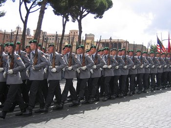 Das Wachbatallion der Bundeswehr nutzt das M98 für Militärparaden. Hier in Rom. Foto: Jollyroger/Wikipedia