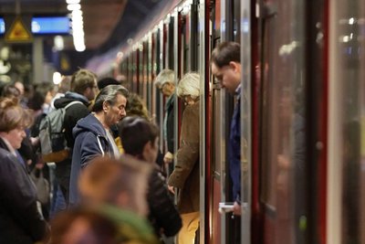 Gedränge zur Hauptverkehrszeit – Sitzplätze in der 2. Klasse sind rar und begehrt.