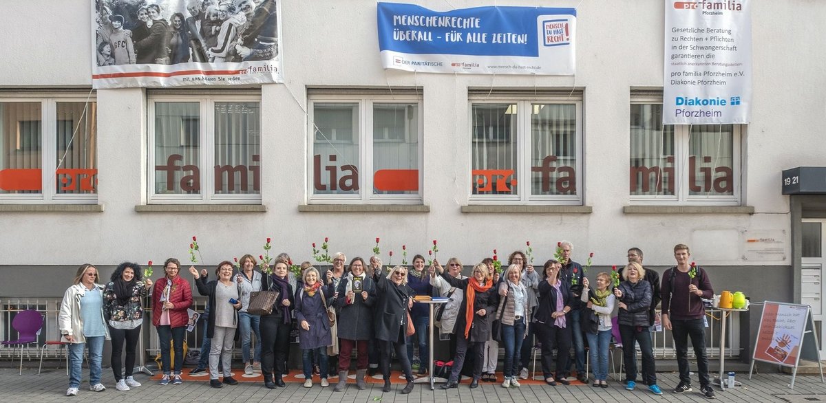 Zum Schutz der Beratungswilligen vor AbtreibungsgegnerInnen versammelt sich Pro Familia vor der Beratungsstelle in Pforzheim. Fotos: Joachim E. Röttgers