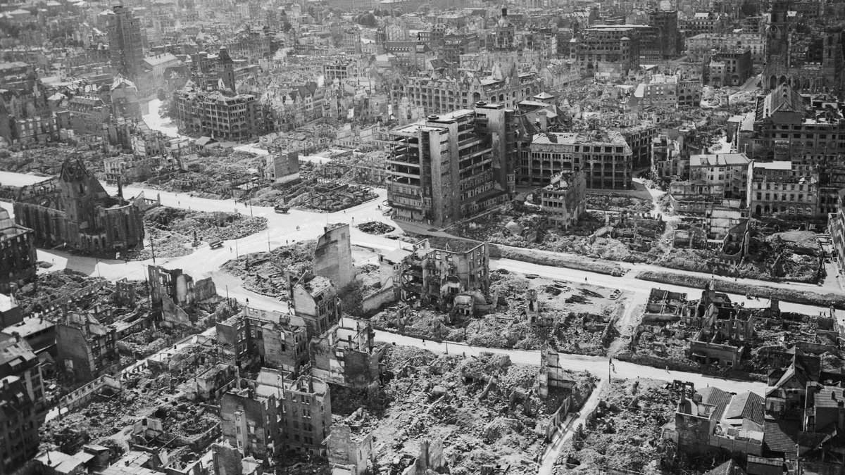 Luftbild des zerstörten Stuttgarter Zentrums, aufgenommen wohl nach Kriegsende 1945. Links die Leonhardskirche und der Tagblattturm, in der Mitte das Kaufhaus Breuninger, rechts die Stiftskirche, davor die Markthalle. Foto: Royal Air Force, gemeinfrei