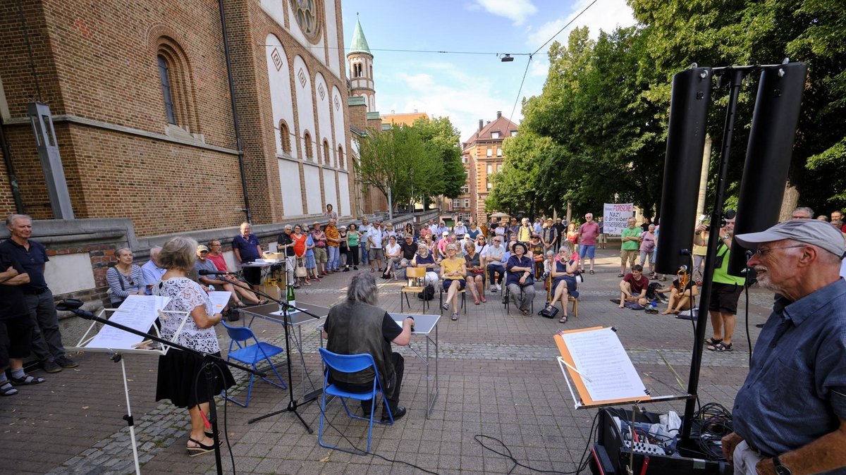 Kundgebung auf dem Bismarckplatz am 23. Juli: Susanne Heydenreich liest aus der Betty-Rosenfeld-Biografie. Fotos: Joachim E. Röttgers